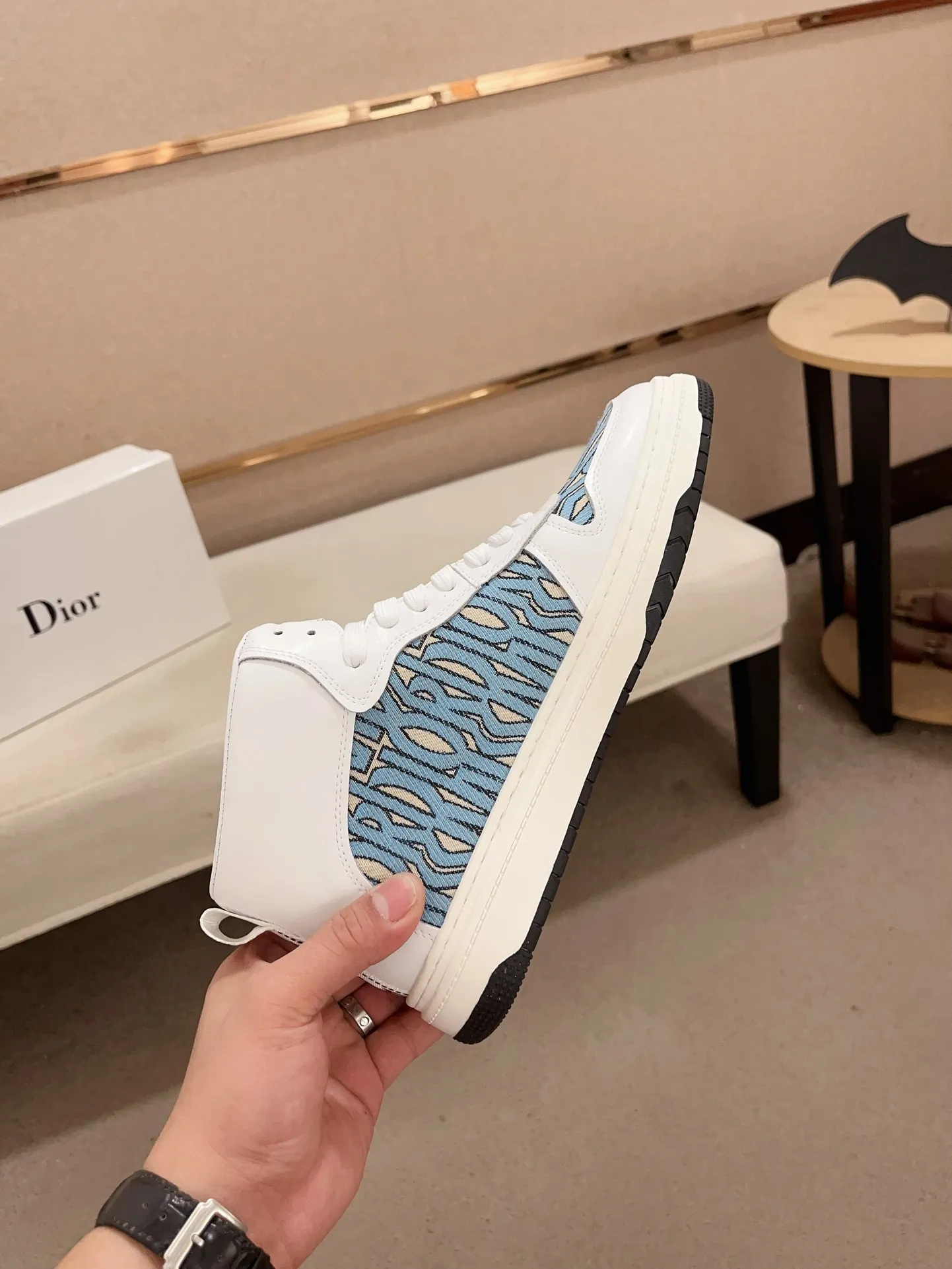 Men's shoes💰 420💰🇮🇹🇮🇹Dior d The new high-tops are on sale at the same time at the counter. The uppers are 🇮🇹 Italian imported first-layer cowhide, and the fully imported sheepskin lining is 💪💪. It is a complete 1⃣️ to 1⃣️ replica 🇮🇹💪💪. ⚠Sole: The original sole is specially provided by the original factory. The exclusive movable molded sole is super comfortable. ⚠Original factory follow-up goods, 🔍🔍high quality, you can enter and exit the counter at will, welcome to compare⚠. Code number:38-44